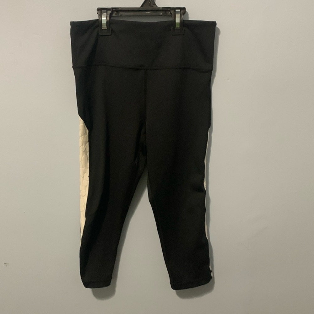 😎  Zyia size 6-8 cropped leggings